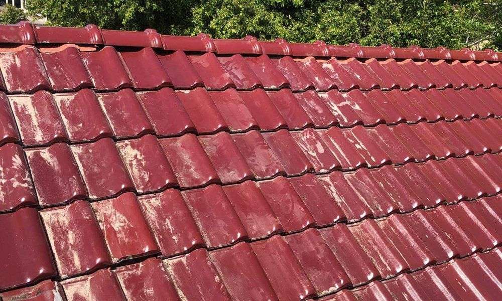 Nieuw dak met glanzende dakpannen